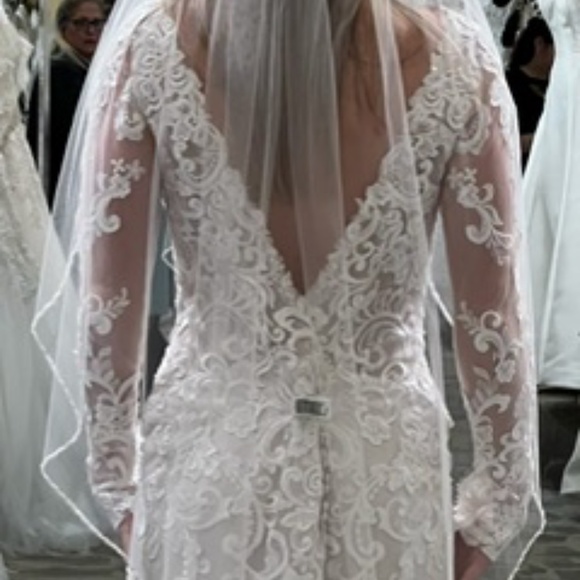 Wedding gown - Picture 9 of 9